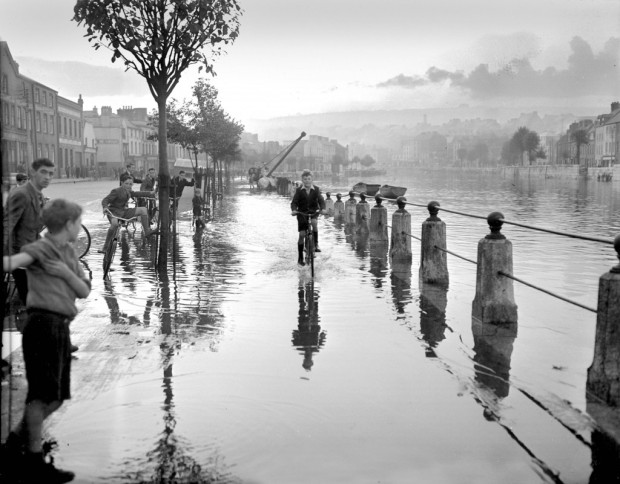 Children play in the floods at Lavitt’s Quay in 1953.